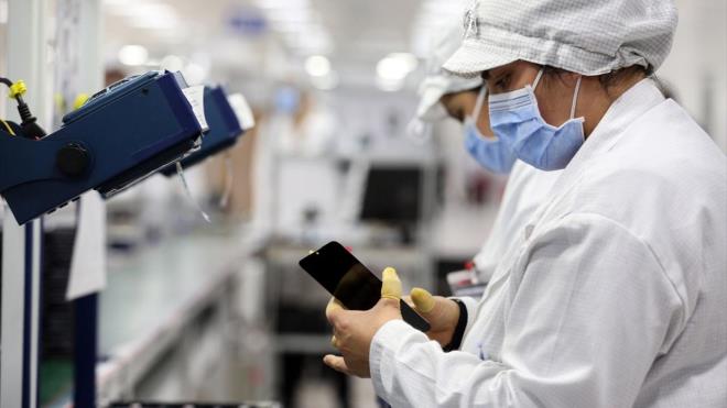 Tesiste incelemelerde bulunan Bakan Varank, ?nmzdeki aydan itibaren bu fabrikada retilen telefonlar, Trkiye?de satlmaya balayacak? dedi. Varank, tesisinin ylda 5 milyon akll telefon retim kapasitesine sahip olacan vurgulayarak ?Tam kapasiteyle retime geildiinde 2 bin vatandamz istihdam imkan bulacak? diye konutu.