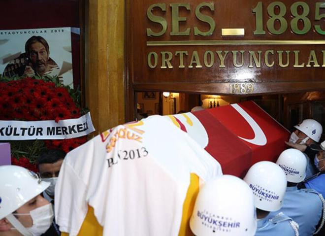 'AMELYATINI HMAL ETM'  Nianta'nda kameralara taklan Demet Akba, yakn dostu ile ilgili ac gercei aklad.  nl oyuncu, "ok kt bir gn geirdim, ok aladm. Sylenecek hibir ey yok. Rasim'i ok gen kaybettik. Hepimiz ok ok zgnz. Bu dnemde gzel bir uurlama da yapamyoruz. Haber bekliyoruz, 'serbest olacak m, gidebilecek miyiz?' diye. Urayorlar, eer olursa biz de uurlamak isteriz tabii ki" dedi.