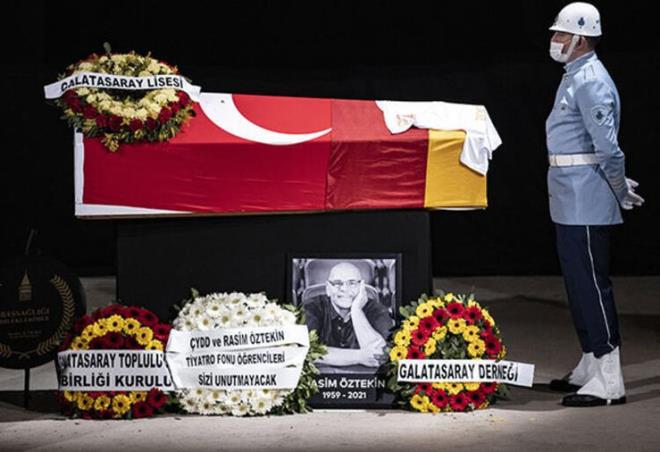 Ses Tiyatrosu'nda dzenlenen trenin ardndan usta oyuncunun cenazesi alklarla buradan karld. ztekin iin saat 15.00'te Zincirlikuyu Camii'nde cenaze namaz klnd. Daha sonra ztekin'in cenazesi, Zincirlikuyu Mezarl'nda defnedildi.