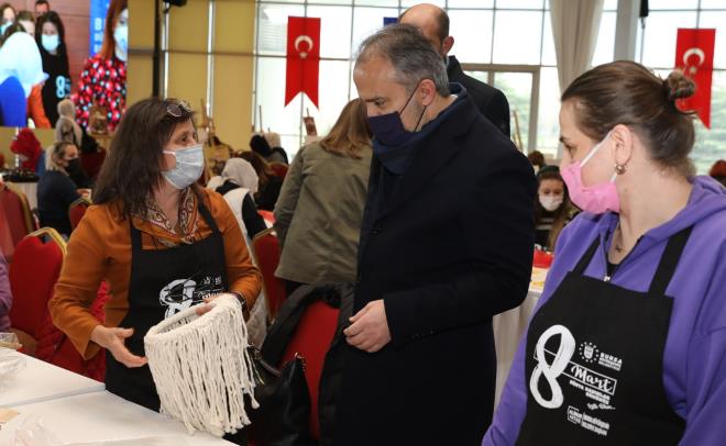 Workshopta kanvas tablo boyama etkinliine katlan ve ilk kez byle bir deneyim yaadn belirten emekli stilist Cemile evik, ?Koronavirs yznden zamanmzn neredeyse tamamn evde geirdik.