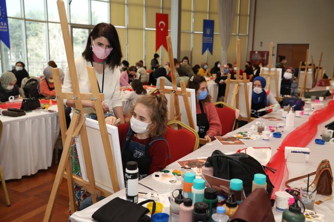 Uzman eitmenlerin gzetiminde yaplan etkinlikte kadnlar pandemi nedeniyle bir yldr evde kalmann stresini nak ve makrome yaparak, tablo boyayarak att. Zor sreci atlatyoruz