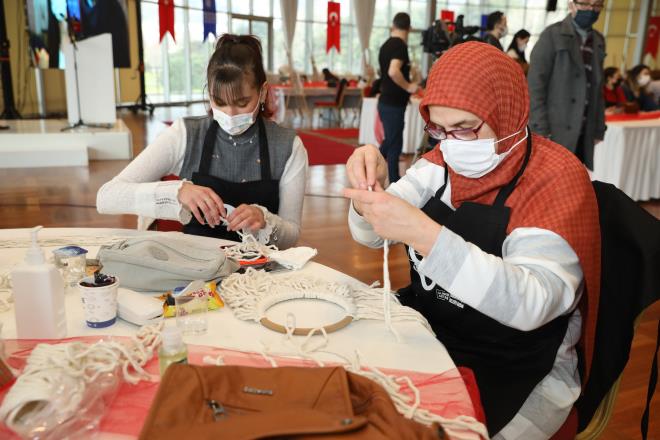 Ben tm kadnlarmza salkl, shhatli, hayrl bir mr diliyorum. Kadnlar gnnz kutluyorum? dedi.