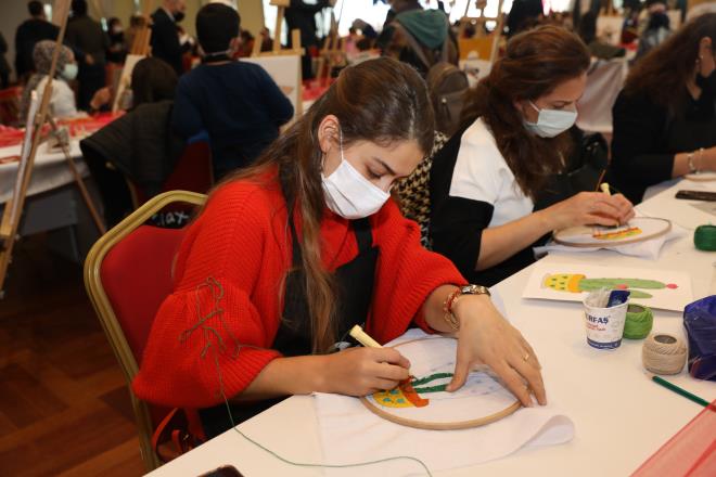 Son zamanlarda kadnlar arasnda olduka popler hale gelen punch nak, makrome ve kanvas tablo boyama etkinliklerine katlan kadnlara BUSMEK eitmenleri tarafndan yaplacak almalar hakknda bilgi verildi.