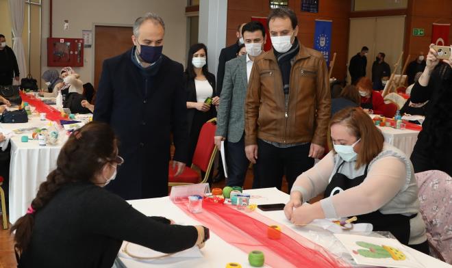 Bursa Bykehir Belediye Bakan Alinur Akta da aylar sonra evlerinden kp, kendilerine zaman ayrma imkan bulan kadnlarla bir araya geldi. Masalar tek tek gezen Bakan Akta, etkinlie katlan kadnlarla sohbet etti. Pandemi nedeniyle tm insanln zorlu bir sreten getiini dile getiren Bakan Akta, ?Zor bir sreci birlikte atlatyoruz. Risk devam ediyor. Azmzda maskeler, mesafeli oturma dzenleri ile bir araya geldik. Altyap, styap, imar, yeil alan dzenlemeleri elbet yaplacak ancak bir ehrin normallemesi iin kltrel, sanatsal ve sosyal faaliyetler byk nem tayor. stedikki aylardr evlerinde olan kadnlarmza zel bir etkinlik yapalm. lginin youn olmas bizleri de mutlu etti.