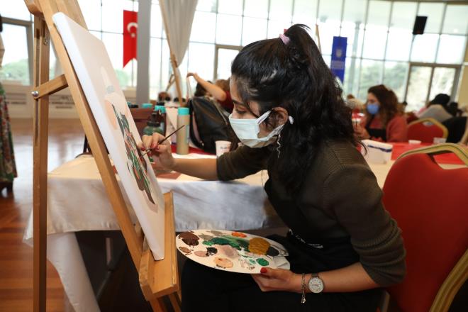 Skldk, bunaldk. Bu etkinliini duyunca katlmak istedim. Gerekten ok keyifli zaman geirdim. Tablo boyamay burada rendim. Bundan sonra da devam ettirmeyi dnyorum? dedi.