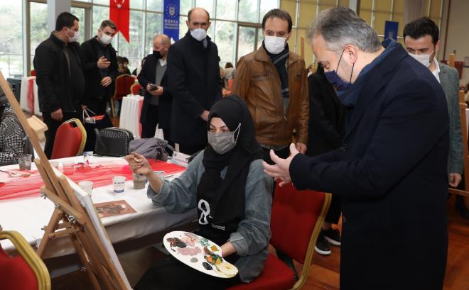 Bursa?nn sar listede yer almasyla aylar sonra hafta sonu sokaa kma yasa uygulanmamasn kadnlar iin frsata dntren Bykehir Belediyesi, 8 Mart Dnya Kadnlar Gn etkinlikleri kapsamnda kadnlara zel workshop etkinlii dzenlendi.