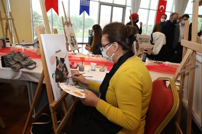 ocuklaryla ilgilenmek ve artan ev ileri yznden kendilerine zaman ayramayan ev hanmlar, Bursa Bykehir Belediyesi tarafndan dzenlenen workshop etkinliiyle adeta nefes ald.