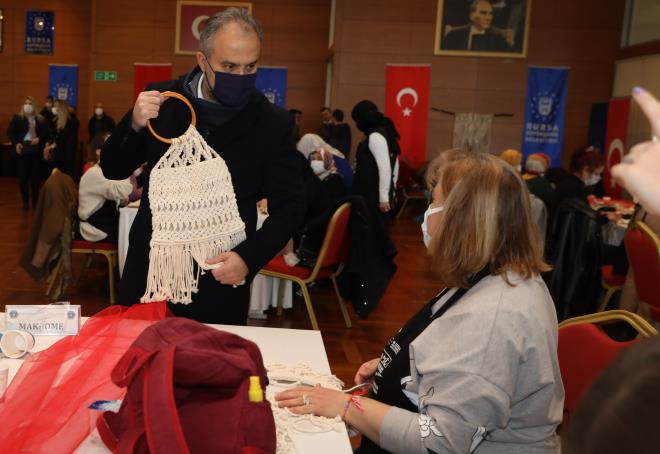 Koronavirs salgnyla birlikte uzaktan eitim yznden ocuklarn srekli evde olmas, sokaa kma kstlamalar nedeniyle evlerde geirilen srenin artmas  gibi nedenler zellikle son bir yldr ev hanmlarnn ykn iyice arttrd.