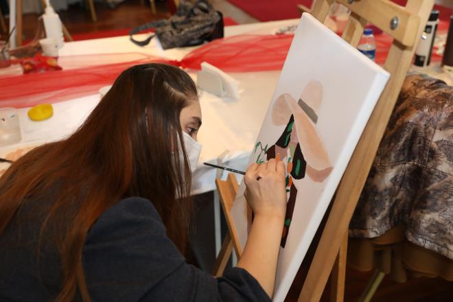 Gn kadnlarn Pandemi srecinde zamanlarnn byk blmn evlerinde geiren, sosyal ve psikolojik olarak ypranan ev hanmlarnn gnllerince bir gn geirebilmesi iin Atatrk Kongre ve Kltr Merkezi Yldrm Beyazt Salonu dev bir atlyeye dntrld.