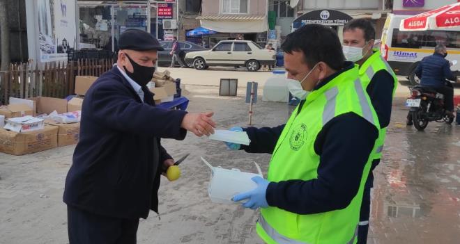 Dnyay etkisi altna alan Kovid 19 salgnyla mcadele kapsamnda Trkiye?de ilk vakann grld 11 Mart?tan itibaren adeta alarm durumuna geen ve zellikle ekonomik ve sosyal destek paketleriyle sreten olumsuz etkilenen herkesin yannda olan  Bursa Bykehir Belediyesi, bu srete dezenfeksiyon almalar iin de youn mesai harcyor.