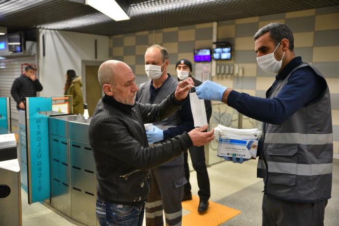 Bursa?nn 17 ilesini kapsayacak ekilde Veteriner Hizmetleri ube Mdrl tarafndan oluturulan 82 ekipman, 32 ara ve 69 kiilik ilalama ekibi bugne kadar 15 bin 340 ayr noktada dezenfeksiyon uygulamas yapt.