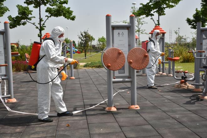 Salk Bakanl tarafndan yaplan son deerlenmede orta riskli olarak sar grupta  yer alan Bursa?da kstlamalarn byk lde kalktn hatrlatan Bakan Akta, ?ncelikli hedefimiz tabii ki bir an nce Bursa olarak mavi listeye gemek  Ancak rakamlar ok hassak bir durumda. Kstlamalarn yeniden yaanmamas iin toplumun tm kesimlerine grevler dyor.