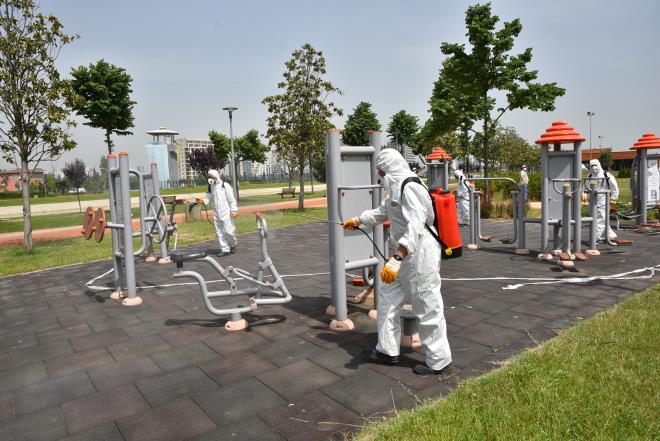 Bursa Bykehir Belediye Bakan Alinur Akta, pandemi srecinin en az hasarla atlatlmas iin sosyal desteklerden dezenfeksiyon almalarna kadar her alanda youn bir aba harcadklarn syledi.