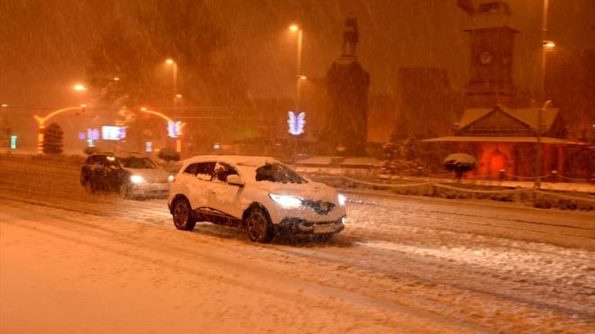 Kayseri`de akam ge saatlerde balayan kar ya nedeniyle ksa srede cadde ve sokaklar, park halindeki aralar karla kapland