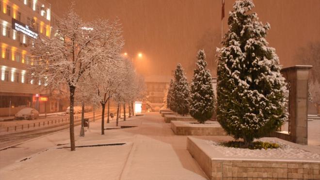 Ya nedeniyle kayganlaan yollarda baz srcler zor anlar yaad.