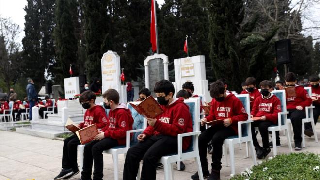 Eypsultan Asmn Nesli mam Hatip Ortaokulu rencileri ise Mehmet Akif Ersoy`un kabri banda hatmi erif okudu.