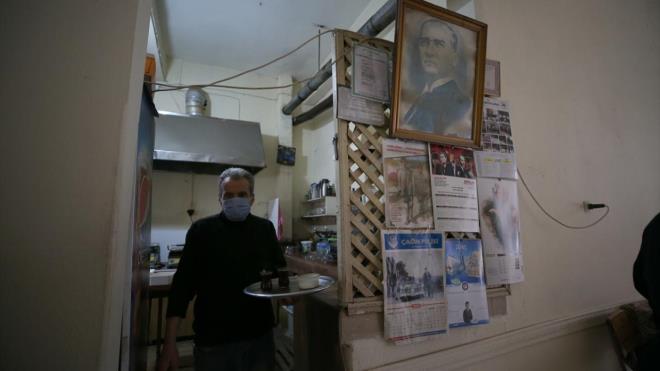 Kahvehane iletmecisi Mehmet Doan ise i yerine belirli sayda mteri aldn ve onlar da ayr masalarda oturmalar ynnde uyardn belirtti. Kahvehanesini srekli havalandrdn anlatan Doan, "nsanlar burada bilinli. ounluu hi uyarda bulunmadan maske ve sosyal mesafeye uyuyorlar." dedi.