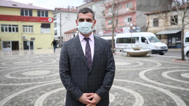 Belediye ekiplerince btn okul, cami ve pazar yeri girilerine "dezenfeksiyon kaps" kurulduuna dikkati eken zbilgi, "Vatandalar buralara dezenfekte olmu bir ekilde giriyor. Sokaklarda maskesiz kimseyi gremezsiniz. nsanlar sosyal mesafeye de riayet ediyor. HES kodu sorgulanmadan kimseyi de ileye alnmaynca vakasz bir baar sreci geldi." dedi. lede 65 ya st 2 bin 587 kiiden 1889`una a yapldnn bilgisini veren zbilgi, "65 ya ve zeri kiilerin yzde 73` aland. Koronavirs salgn balad gnden bu yana 296 test yapld, 71 pozitif vaka tespit edildi. Can kayb yaamadmz gibi ar hastamz da olmad. Son 45 gndr de tertemiz bir ileyiz. Ayn disiplinle bunu srdrmeyi istiyoruz." deerlendirmesi yapt.