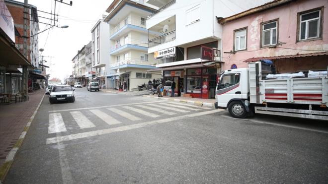 Kent merkezine 149 kilometre uzaklktaki 8 bin nfuslu Gndomu ilesinde, Covid-19 tedbirleri st dzeyde uygulanyor. Yetkililerin ald nlemleri benimseyen ve yaam biimi haline getiren ile halk, knden byne kurallara uyuyor.