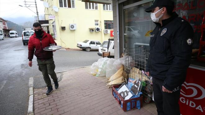 "Ayn disiplin srecek"  Gndomu Kaymakam Hamza zbilgi, ilede salgnla mcadele kurallarna uyulduunu syledi. lede 45 gndr pozitif vakann rastlanmad bilgisini veren zbilgi, "Bu aamaya gelmemizi, vatandalarn kurallara uyma noktasndaki hassasiyeti ile salk alanlarnn, kolluk personelin, belediye ve kamu kurumlarnn i birlii ierisinde ok sk almas salad. Salk ekiplerimiz gece gndz sahadalar. Testler, karantinalar, takipler ve a uygulamalar ile byk bir gayret sarf ediyorlar. Emniyet ve jandarma personeli de zellikle hafta sonu kstlamas ncesinde gece gndz ile girilerindeki kontrol noktalarnda HES kodu sorgulamas yapyor. Bylece virsn yaylma hznn ciddi manada nne gemeyi baardk." diye konutu.