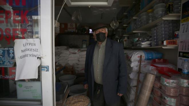 le esnafndan 61 yandaki Hasan Hseyin Kldan, kendilerini gvende hissettiklerini syledi. Maskeyi bir an olsun bile kartmadklarn anlatan Kldan, "Kahvehanede otururken mesafeliyiz. Esnafla kap n sohbetinde bile mesafemizi koruyoruz. Her ey yolunda gidiyor. Devletimiz de bize her konuda destek veriyor. Burada ok mutluyuz." diye konutu.