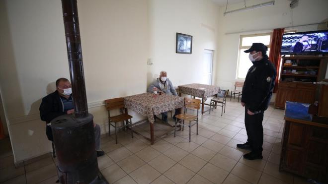 Antalya Valiliinin koordinesinde yrtlen almalar kapsamnda ilenin girilerinde uygulama noktalar bulunuyor. Bu noktalarda grev yapan gvenlik gleri kontrollerini srdryor. Denetimleri ve kurallar benimseyen vatandalarn da temizlik, maske ve mesafe kurallarna harfiyen uyduklar gzleniyor. Polis ekipleri, gn boyunca ile halkn anonslarla uyaryor.