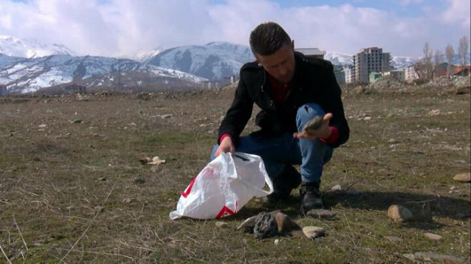 Ate topunun dt gn kar vard yerde, ta paralar kara saplanmt. Den ta paralar kar zerinde ukur oluturmutu. Ta paralarn kara saplanm olarak aldm iin gk ta gerekliinden phem yok" diye konutu.