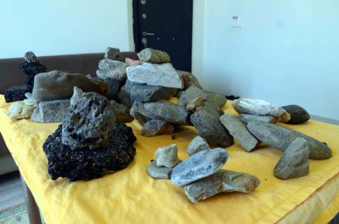 Arazinin bembeyaz kar rtsyle kapl olmas nedeniyle kara sapl ta paralarn toplayan Kandemir, alp, evine gtrd.