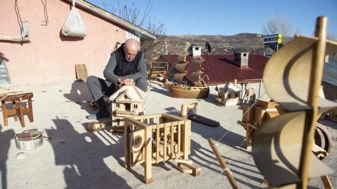 retmenlik yapt yllarda ahapla uraarak bo zamanlarn deerlendiren ve zamanla bu ite ustalaan Hazr, imdilerde huzuru bulduu kynde emekliliin tadn karyor.
