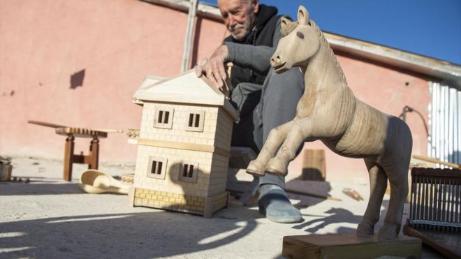 Bo zamanlarn maket reterek deerlendiriyor  Gnn belirli saatlerinde atlyesinde vakit geiren Hazr, ktk ve aa dallarn kullanarak at, gemi, ev, inek, bulgur makinesi, karasaban ve deirmen gibi maketler retiyor.