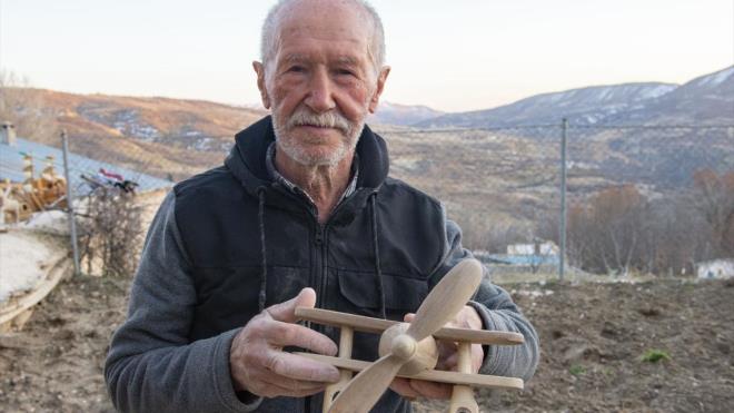 Pertek ilesine bal Ulupnar kyndeki tek katl evinde ei ile yaayan Hazr, ocukluk yllarnda ilgi duyduu ahap ilemeciliini ilk gnk heyecanla srdrmeye devam ediyor.