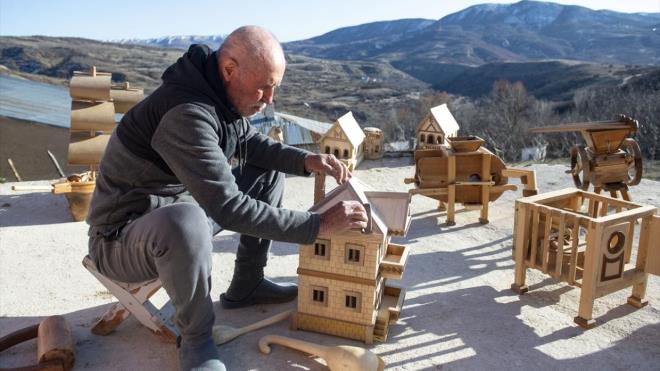 Hazr, hayat artlarnn gemi yllarda ok zor olduunu ve bu nedenle hem retmenlik yapp hem de ahap ilemecilii ile uraarak geimini saladn dile getirdi.