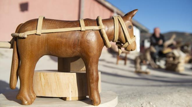 El emei gz nuru rnlerini evinde sergileyen Enver Hazr, emekli olduktan sonra kyde yaamaya karar verdiini syledi.