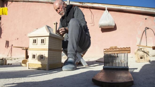 Bunlar yapmak ok sabr, el mahareti ve ustalk istiyor  Hazr, rnlerinde ceviz, dut ve am aac kullandn belirterek, unlar kaydetti: "Ev, tnaz makinesi, bulgur makinesi, gemi, su deirmeni, yemek sofras, karasaban ve kepe kak gibi aletler yapyorum. Bu rnleri yapmak ok dikkat isteyen bir ey. Yaptm her eyden mutluluk duyuyorum ve bu ii zevk alarak yapyorum. Bunlar yapmak ok sabr, el mahareti ve ustalk istiyor. nk ortaya bir sanat eseri kyor, kolay deil. sterim ki bir rak yetitireyim. Benim ustam yoktu her eyi kendim rendim."