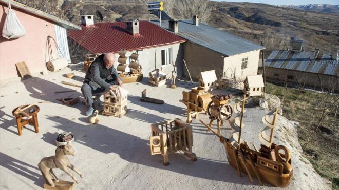 Maketlerinde yakacak olarak kullanlan aalar deerlendiriyor  retmenliin yan sra ahap ileriyle ocuklarnn okul giderlerini karladn anlatan Hazr, "Emekli olduktan sonra kye yerletim. Ahaptan maket yapmaya hevesim oktu. Kendi kendime `kimsenin yapmad bir eyi yapaym` dedim. imdi ise sobada yakmak iin kullandmz aa dallar ve ktkleri yontarak maket haline getiriyorum." ifadelerini kulland.