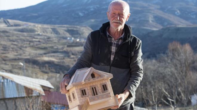 lkokul 3. snfta yapt bir kzakla ahap ilemeciliine ilk adm attn ifade eden Hazr, "Herkes kzakla kayyordu ve benim kzam yoktu. O zaman ubat ayyd ve ben de kzak yapmak iin yazdan hazrladm aalar almak iin ormana gittim. O zamanlar kurtta oktu ve ben hayatm tehlikeye attm. Ormandan aalar getirdim ve kzam yaptm. te bu hobide oradan balad." diye konutu.