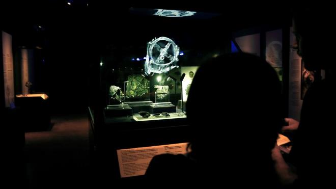 Gezegenlerin hareketini, Ay`n evrelerini, Gne ve Ay tutulmalarn tahmin eden, elle alan 2 bin yllk cihaz...