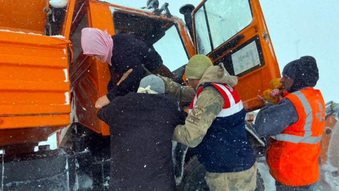 Van?n Erci ve Muradiye ilelerinde bir anda bastran youn kar ya ve tipi hayat olumsuz etkiledi.Pay Mahallesi?nden Erci?e yolcu tayan minibs yolda mahsur kald. Olayn haber verilmesi zerine Bykehir Karla Mcadele ekipleri, Karayollar 14. Blge Mdrl ekipleri ve jandarma ekipleri mahsur kalan vatandalar kurtarmak iin alma balatt.
