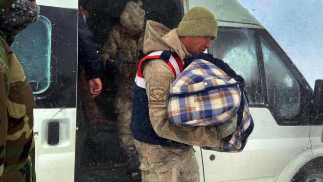 Van Bykehir Belediyesi Fen leri Daire Bakanlna bal karla mcadele ekipleri, bir tarafta kentte etkili olan kar ya sonras kapanan yollar amak iin youn bir alma yrtrken, bir tarafta da yolda mahsur kalan vatandalar kurtard.