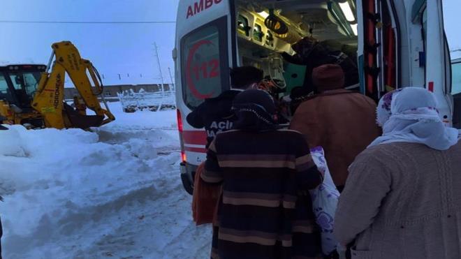 Yaklak 4 saatlik bir alma ile aralarnda kadn ve ocuklarn da olduu 16 kii kurtarld. Ayrca Erci ilesi Ulupamir ve Kyck Mahallesi grup yolu ile Muradiye ilesi Akbulak grup yolunda mahsur kalan vatandalara da youn alma sonucu ulald.