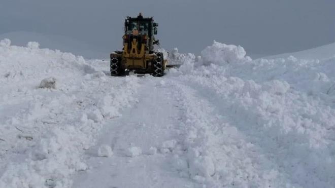 3 Saatlik alma sonras hastaneye ulatrld  te yandan Erci ile merkezine yaklak 15 kilometre uzaklkta bulunan Toprakl Mahallesi Bakrta mezrasnda nefes darl ikyetiyle 112 salk ekiplerini arayan 57 yandaki Mustafa Aslan ise 3 saatlik zorlu bir alma ile kurtarlarak Erci Devlet Hastanesi`ne ulatrld. Kentte youn kar ya ve tipi devam ederken, ekipler hazr bekletiliyor.