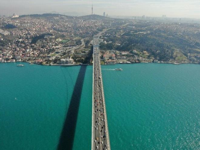 Denizin rengi turkuaza dnd. Boazn turkuaz manzarasn seyretmek isteyen vatandalar boaza akn etti.