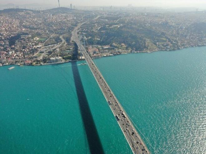 Turkuaz rengine brnen stanbul Boaz?nda oluan kartpostallk manzara grenleri hayran brakt.