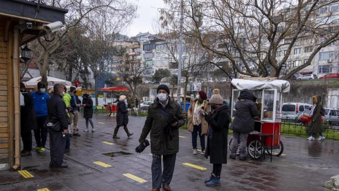 Restoran ve kafeler  Restoran ve kafeler de kstlamalar dneminde byk merak konusu olmutu. Normalleme admlar kapsamnda mavi, sar ve turuncu illerde restoranlar sabah 07.00 - 19.00 saatleri arasnda yzde 50 kapasite ile hizmet veriyor. Yksek riskli illerde ise restoran ve kafeler kapal. Haritada krmzya dnen illerde de restoranlar yeniden kapanacak.