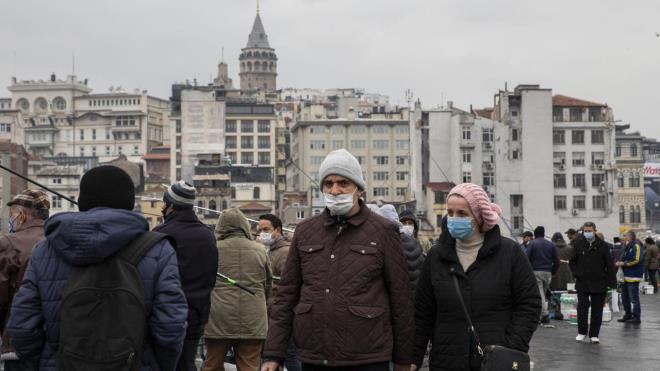 Sokaa kma kstlamas  Hafta sonu sokaa kma kstlamas cumartesi gn tm illerde kaldrld. Mavi ve sar illerde pazar gn de kaldrld. Ancak turuncu ve krmz illerde vaka says younluu nedeniyle pazar gn kstlama halen devam ediyor. llerin vaka haritasna gre bu kategoride de deiimler yaanacak.