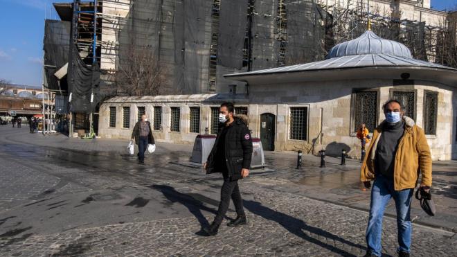 stanbul - Yksek Risk  Okul ncesi, ilkokullar, 8. ve 12. snflar eitim-retime ald. Sadece liselerdeki yz yze snavlar yaplyor. Restoran ve kafeler sabah 07.00 - 19.00 saatleri arasnda yzde 50 kapasite ile ak. Hafta sonu sokaa kma kstlamas yalnzca pazar gnleri uygulanyor. 65 ya st ve 20 ya altnnn kstlamalar devam ediyor ancak sokaa kma sresi artrld.