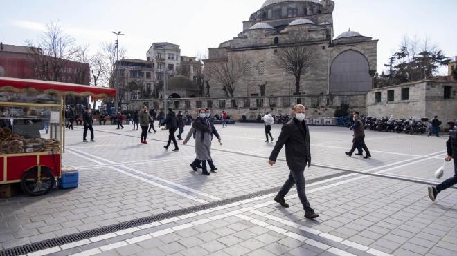 zmir - Yksek Risk  Okul ncesi, ilkokullar, 8. ve 12. snflar eitim-retime ald. Sadece liselerdeki yz yze snavlar yaplyor. Restoran ve kafeler sabah 07.00 - 19.00 saatleri arasnda yzde 50 kapasite ile ak. Hafta sonu sokaa kma kstlamas yalnzca pazar gnleri uygulanyor. 65 ya st ve 20 ya altnnn kstlamalar devam ediyor ancak sokaa kma sresi artrld.