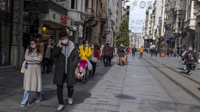 Yz yze eitim  Dk riskli (mavi) ve orta riskli (sar) illerde yz yze eitim, okul ncesi, ilkokullar, ortaokullar ve liseler eitim-retime devam ediyor. Ancak yksek risk (turuncu) ve ok yksek riskli (krmz) illerde okul ncesi, ilkokullar, 8. ve 12. snflar eitim-retime ald. Sadece liselerdeki yz yze snavlar yaplabiliyor. llerin risk durumuna gre yz yze eitimin artlar ve kademeleri de deiebilir.