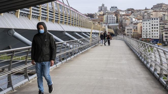 65 ya st ve 20 ya alt kstlamalar  65 ya zeri ve 20 ya altndaki kiilerin kstlamas da illerin risk durumuna gre deiiyor. Mavi ve sar illerde sokaa kma kstlamas bu ya grubundaki kiiler iin uygulanmyor. Turuncu ve krmz riskli illerde ise kstlamalar sokaa kma sresi artrlarak devam ediyor. llerin vaka haritasna gre bu kategoride de deiimler olabilir.