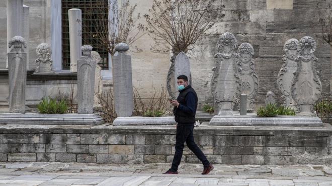 Bu durumda 3`nc dalgann yaanabilecei ifade ediliyor. zellikle kalabalk ve kapal ortamlara girilmemesi ve maskesiz dar klmamas isteniyor.  Salk Bakanl`nn yeni renk haritasna gre illerdeki normalleme admlarnda deiimler grlebilir. Yz yze eitim, sokaa kma kstlamas, restoran ve kafelerin faaliyetleri bunlarn banda geliyor. Peki renk haritasnda uygulama nasl olacak?